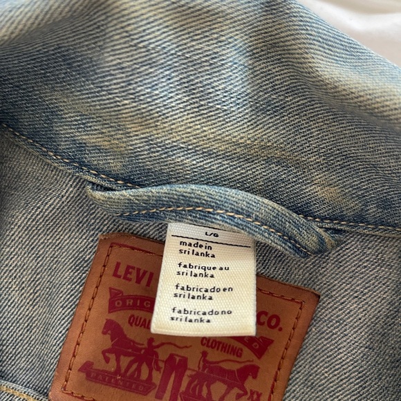 Levi’s light wash denim jacket. Size. Large. - Picture 2 of 4